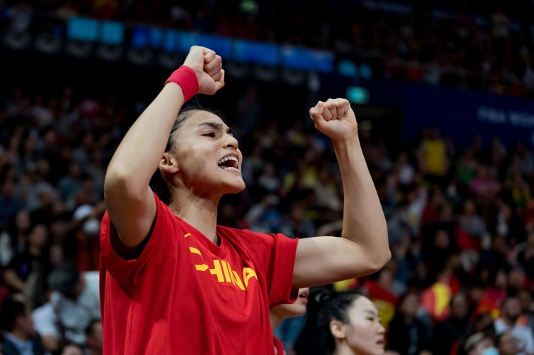 我们是冠军！迪拉娜：感谢每一位 广东女篮加油 这就是团队的力量