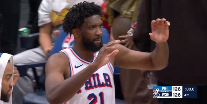 致敬前队友！恩比德末节坐在板凳上看队友追回16分拖进加时！