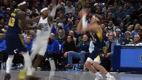 不止是扣篮王！麦克朗外线张弓搭箭飚进三分还有加罚 完成打4分