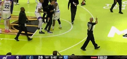 很不满！戈贝尔补扣得手 爵士主帅进场怒喷裁判无视前者犯规吃T