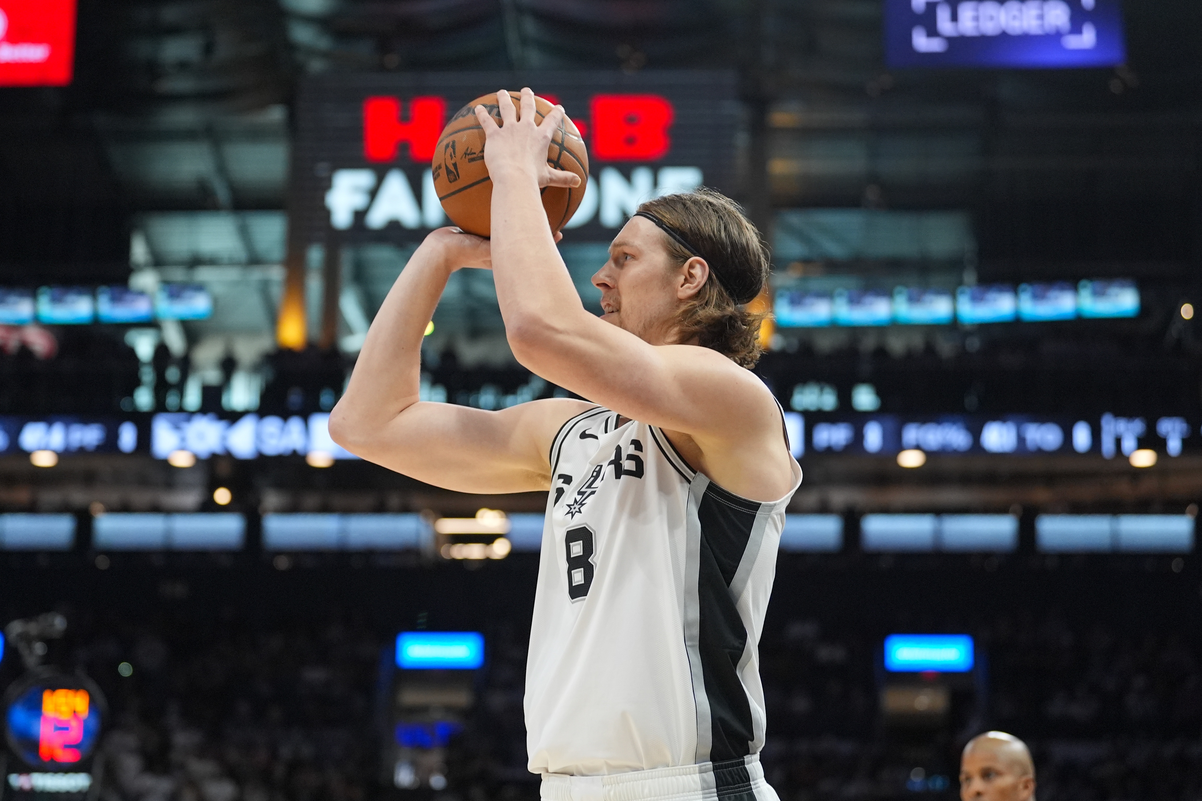 无处不在！奥利尼克上篮得手后抢断灰熊发球 强攻再造杀伤