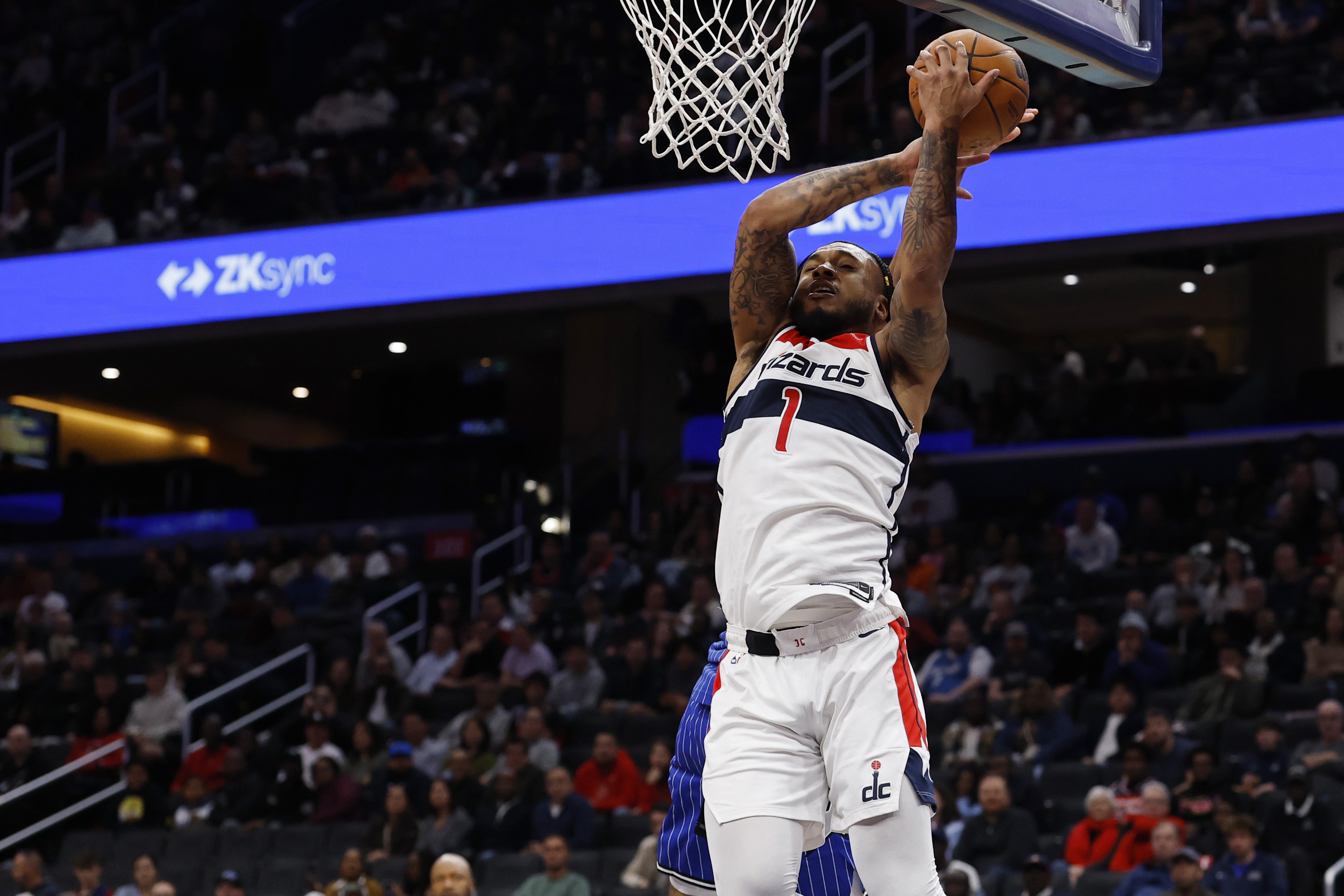 是有天赋的！惠特摩尔中路切入滑翔劈扣打成2+1