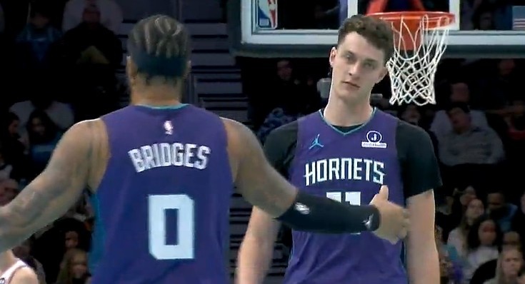 娴熟配合！卡尔克布伦纳掩护后下顺 接小桥高抛空接暴扣！