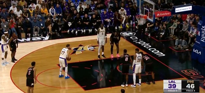 乐了!暂停回来东契奇罚完第二球其他人动起来了 77:不是3罚吗?