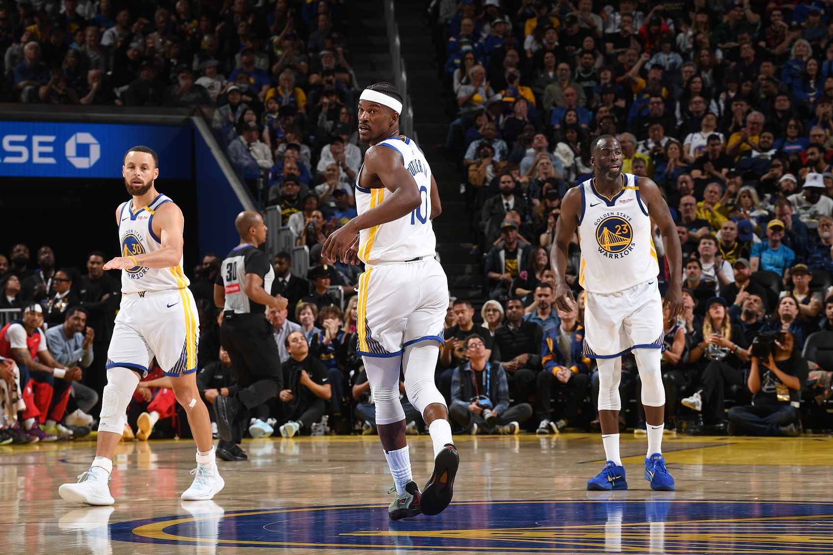 科尔终于固定首发！此前9场勇士用了9套首发 本赛季27场15次变阵