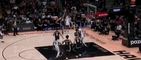 不容易啊！过去三场三分16中0的哈里森·巴恩斯终于开张