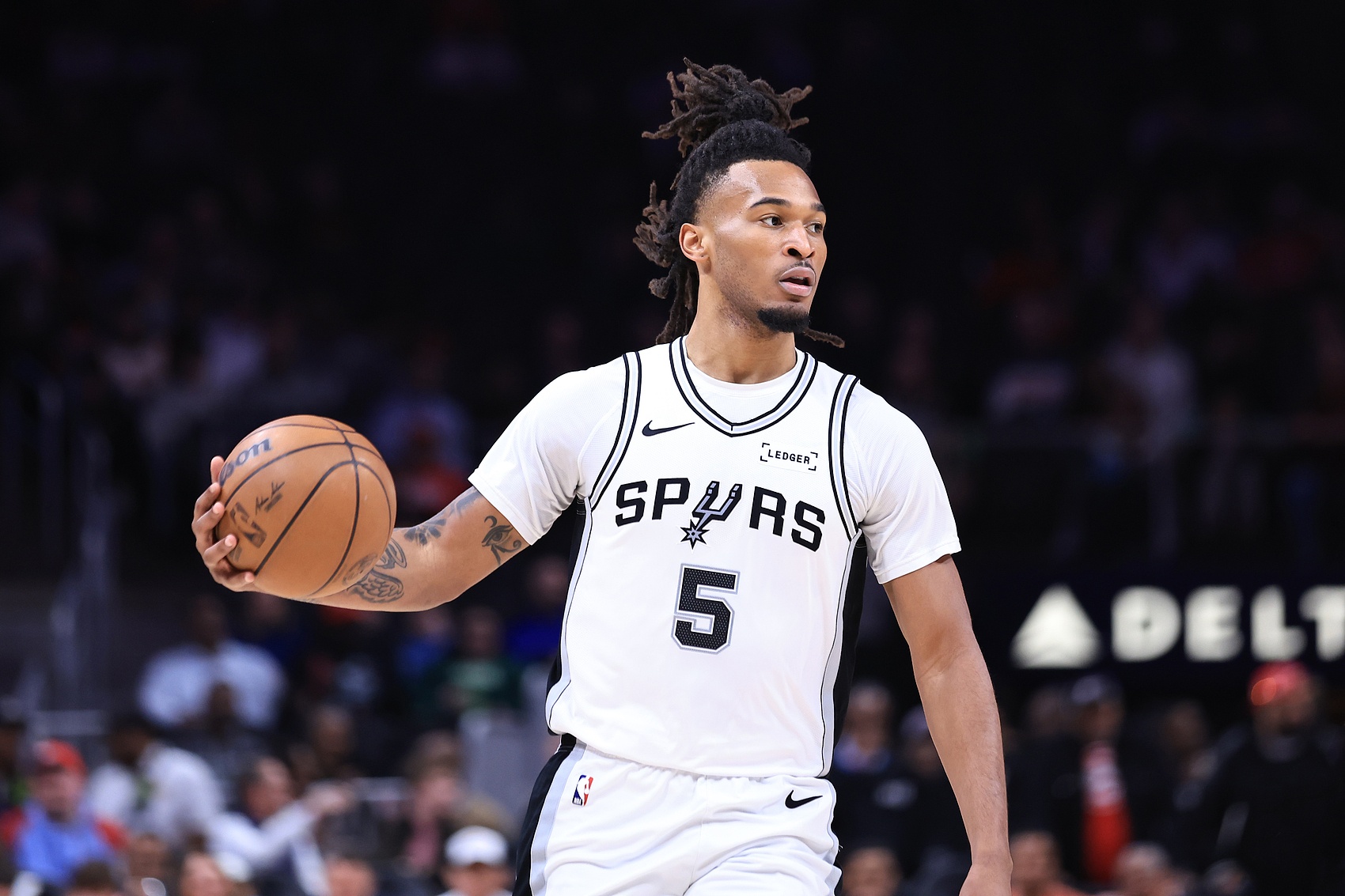 还是铁啊！卡斯尔半场6中0&三分3中0仅靠罚球得1分 另有2板5助