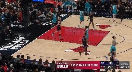 一波小高潮！许尔特借掩护突破上篮打进 公牛12-2打停黄蜂