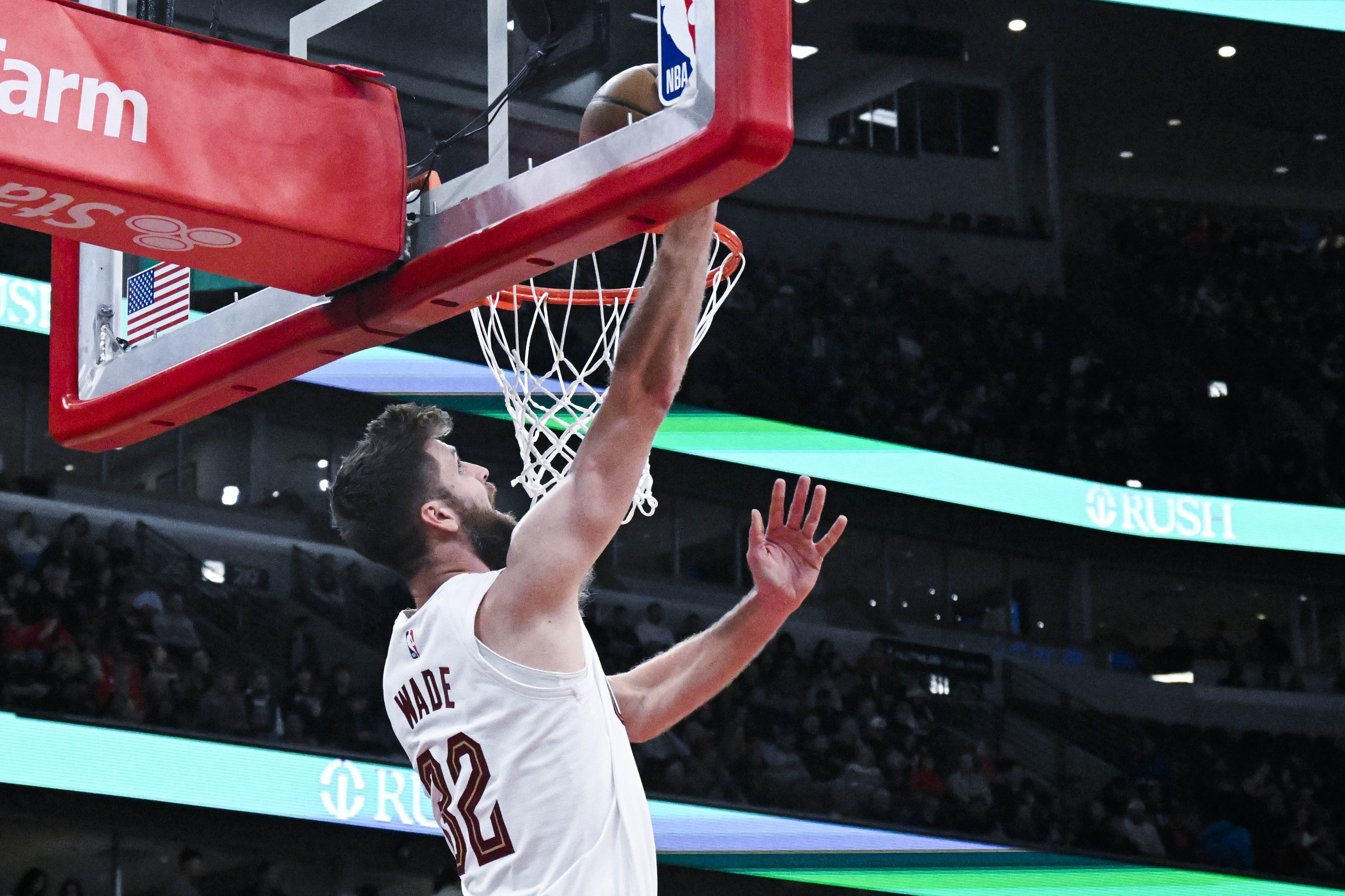 骑士官方：迪恩·韦德因左膝挫伤退出今日比赛